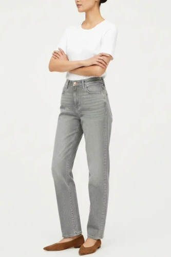 M&S-spodnie-szare-jeansy-the-sienna-straight-jeansowe-proste-modelka-przod.webp