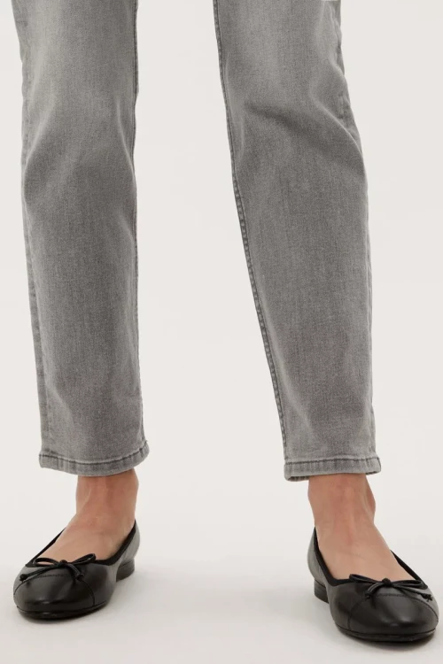M&S-spodnie-szare-jeansy-the-sienna-straight-jeansowe-proste-modelka-zblizenie3.webp