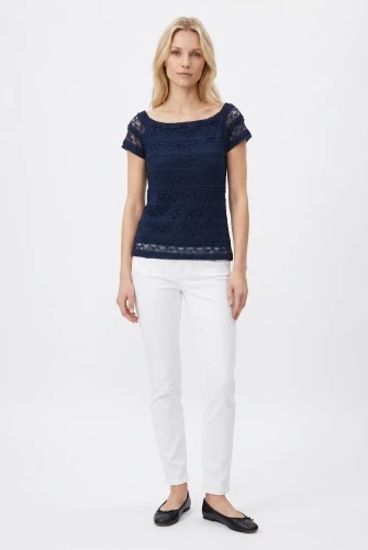 Dorothy-Perkins-granatowa-bluzka-z-koronka-modelka.webp