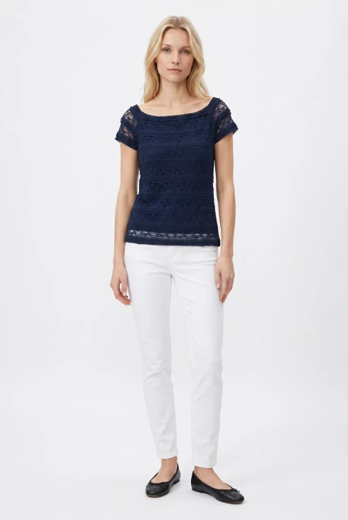 Dorothy-Perkins-granatowa-bluzka-z-koronka-modelka.webp