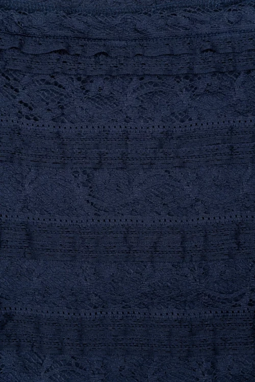 Dorothy-Perkins-granatowa-bluzka-z-koronka-zblizenie.webp