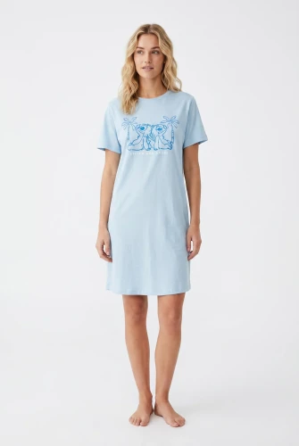 Disney-blekitna-pizama-koszula-nocna-Stich-Angel-modelka.webp