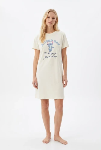 Disney-kremowa-pizama-koszula-nocna-Stich-modelka.webp