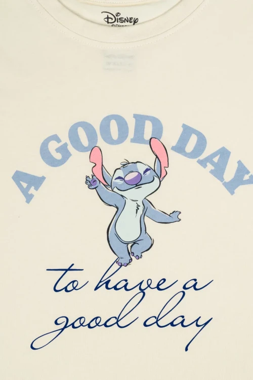 Disney-kremowa-pizama-koszula-nocna-Stich-zblizenie.webp