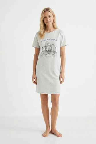 Disney-szara-pizama-koszula-nocna-Zakochany-Kundel-modelka.webp