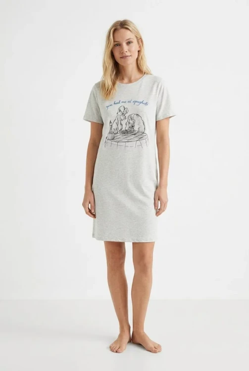 Disney-szara-pizama-koszula-nocna-Zakochany-Kundel-modelka.webp
