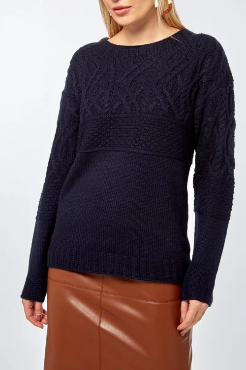 Dorothy-Perkins-granatowy-sweter-sploty-warkocze-modelka-przod.webp