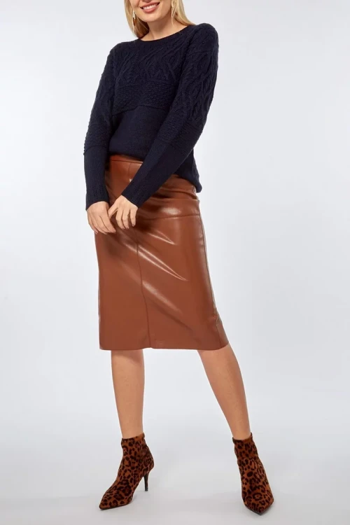 Dorothy-Perkins-granatowy-sweter-sploty-warkocze-modelka-przod2.webp