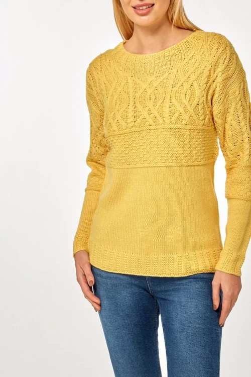Dorothy-Perkins-miodowy-sweter-sploty-warkocze-modelka-przod.webp
