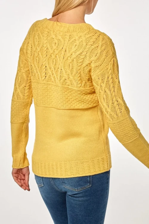 Dorothy-Perkins-miodowy-sweter-sploty-warkocze-modelka-tyl.webp