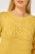 Dorothy-Perkins-miodowy-sweter-sploty-warkocze-modelka-zblizenie.webp