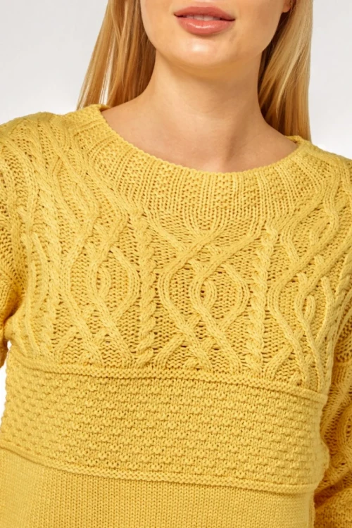 Dorothy-Perkins-miodowy-sweter-sploty-warkocze-modelka-zblizenie.webp