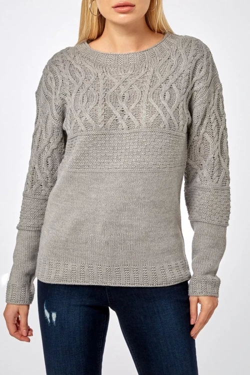 Dorothy-Perkins-szary-sweter-sploty-warkocze-modelka-przod.webp