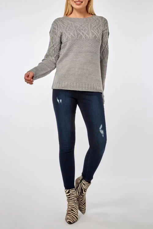 Dorothy-Perkins-szary-sweter-sploty-warkocze-modelka-przod2.webp