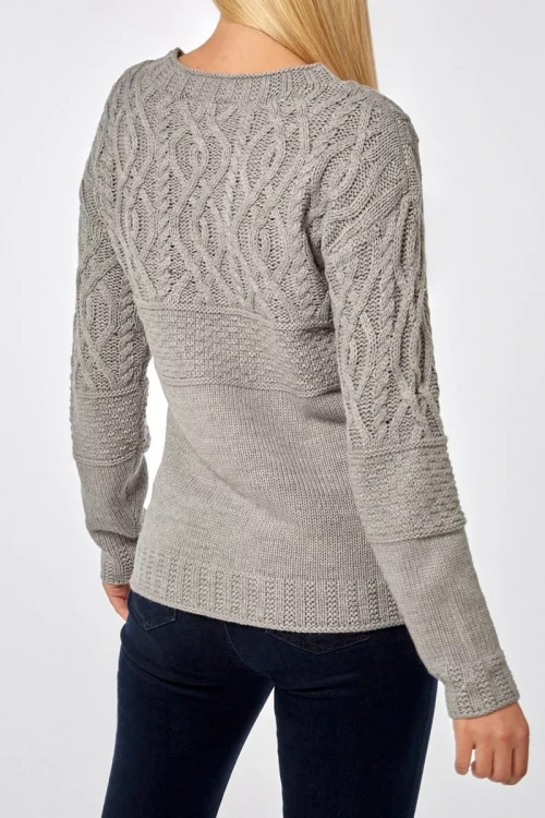 Dorothy-Perkins-szary-sweter-sploty-warkocze-modelka-tyl.webp