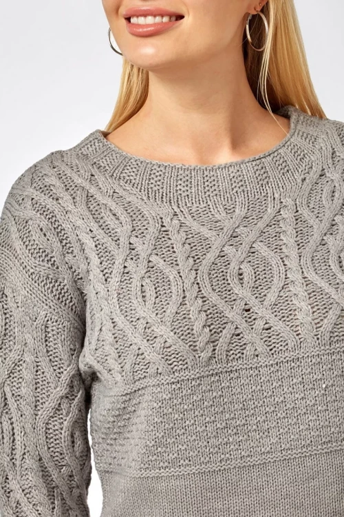 Dorothy-Perkins-szary-sweter-sploty-warkocze-modelka-zblizenie.webp