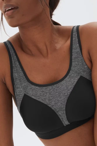 M&S-biustonosz-sportowy-modelka-przod.webp