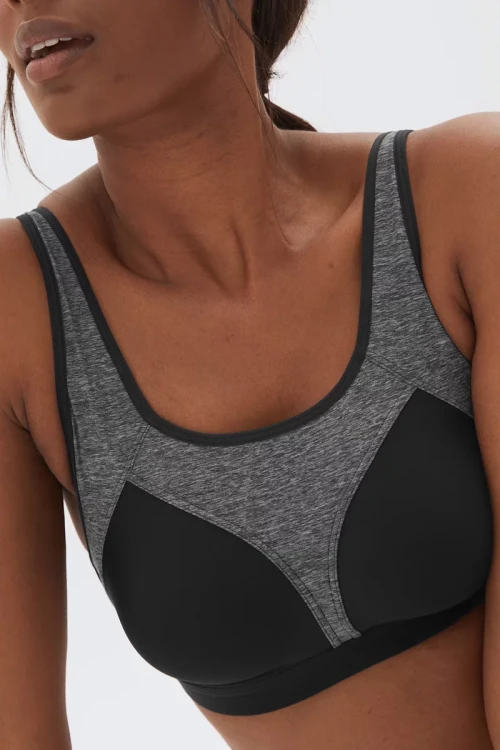 M&S-biustonosz-sportowy-modelka-przod.webp