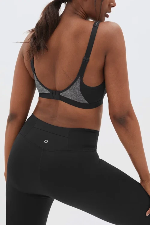 M&S-biustonosz-sportowy-modelka-tyl.webp