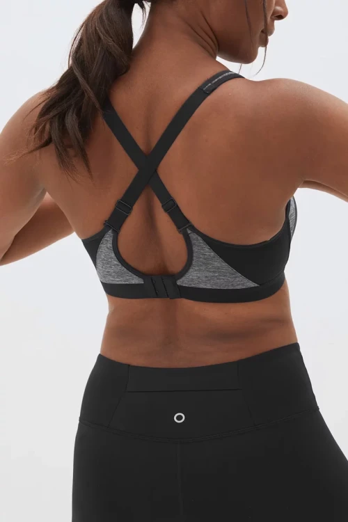 M&S-biustonosz-sportowy-modelka-tyl2.webp