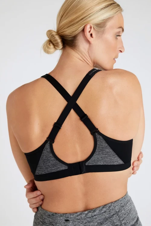 M&S-biustonosz-sportowy-modelka-tyl3.webp