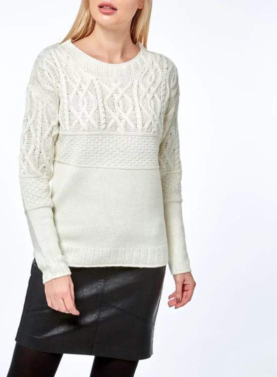 Dorothy-Perkins-bialy-sweter-sploty-warkocze-modelka-przod.webp
