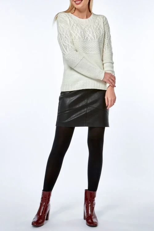 Dorothy-Perkins-bialy-sweter-sploty-warkocze-modelka-przod2.webp