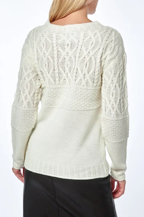 Dorothy-Perkins-bialy-sweter-sploty-warkocze-modelka-tyl.webp