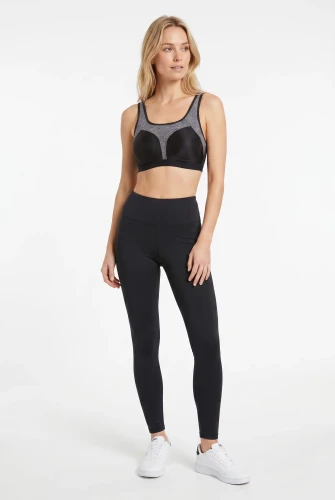 M&S-biustonosz-sportowy-modelka-przod2.webp