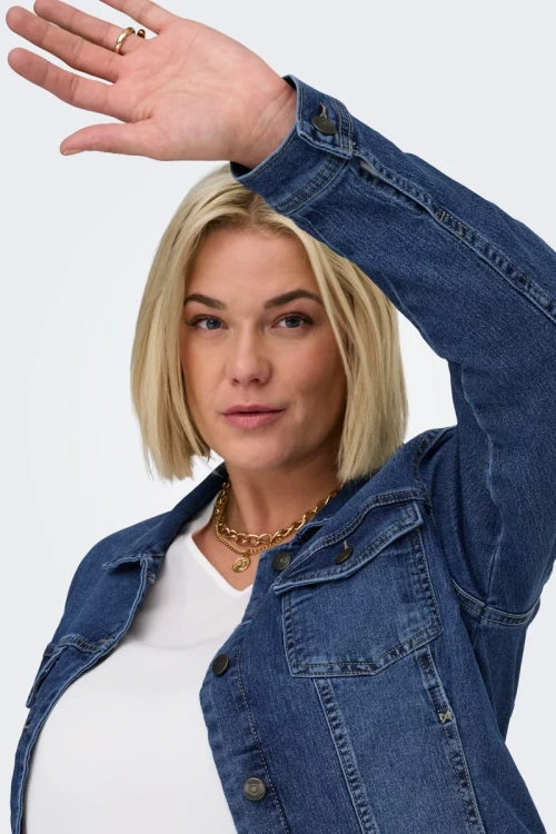 Only-damska-jeansowa-kurtka-katana-modelka-zblizenie.webp