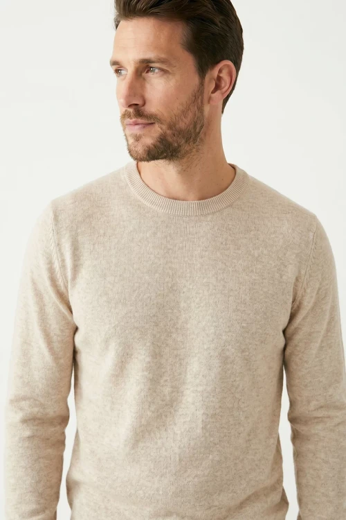 M&S-meski-bezowy-sweter-czysta-bawelna-model-zblizenie.webp