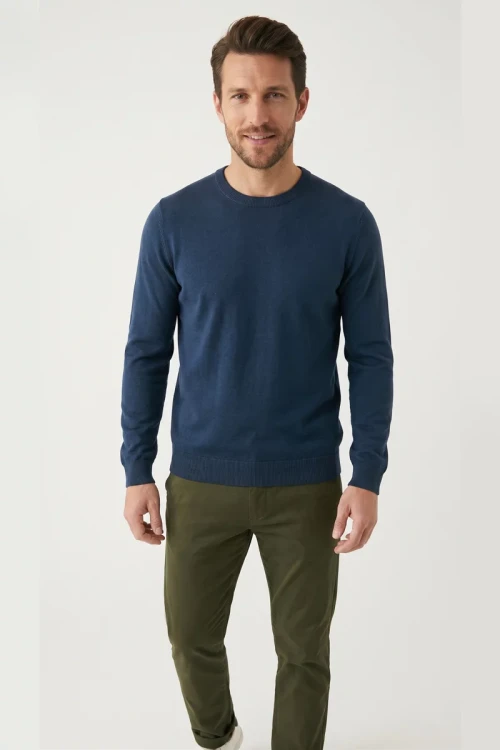 M&S-meski-ciemnoniebieski-sweter-czysta-bawelna-model-przod.webp