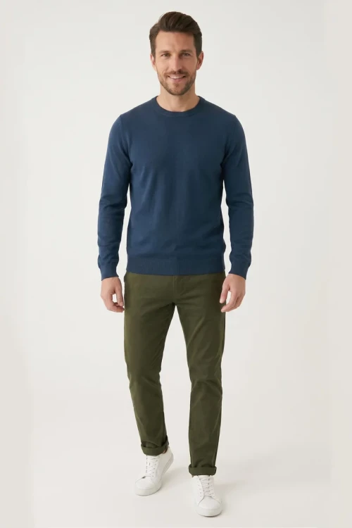 M&S-meski-ciemnoniebieski-sweter-czysta-bawelna-model-przod2.webp