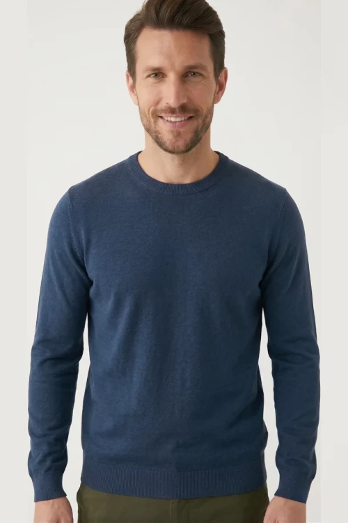 M&S-meski-ciemnoniebieski-sweter-czysta-bawelna-model-zblizenie.webp