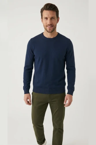 M&S-meski-granatowy-sweter-czysta-bawelna-model-przod.webp