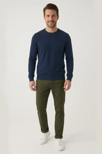 M&S-meski-granatowy-sweter-czysta-bawelna-model-przod2.webp
