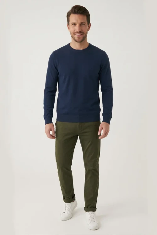 M&S-meski-granatowy-sweter-czysta-bawelna-model-przod2.webp