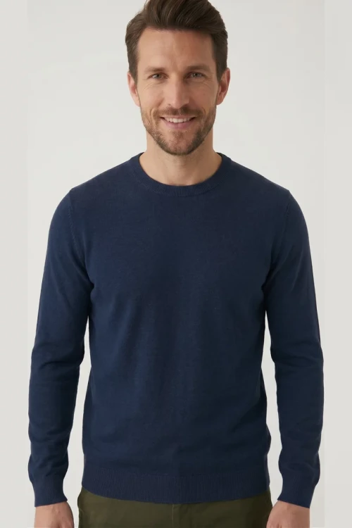 M&S-meski-granatowy-sweter-czysta-bawelna-model-zblizenie.webp