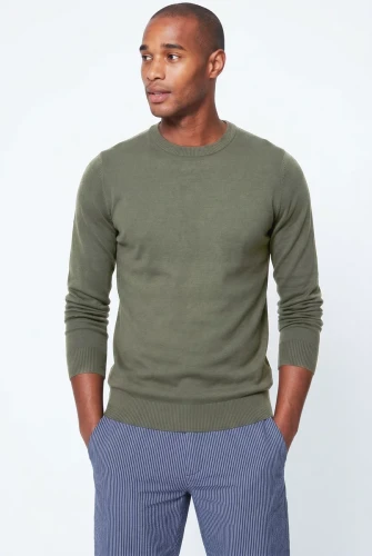 M&S-meski-khaki-sweter-czysta-bawelna-model-przod.webp