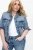 Only-damska-jasna-jeansowa-kurtka-katana-modelka-przod.webp