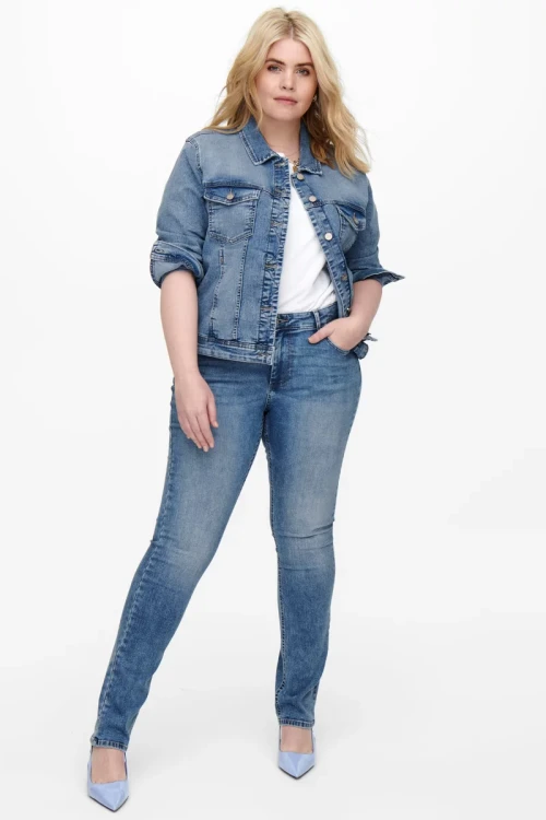 Only-damska-jasna-jeansowa-kurtka-katana-modelka-przod4.webp