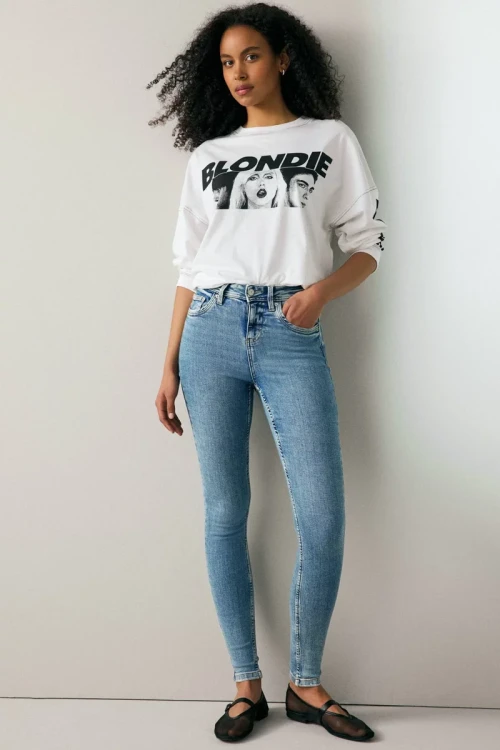 Next-jasne-jeansowe-melanzowe-damskie-jeansy-modelka-przod.webp