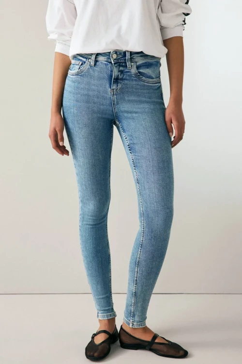Next-jasne-jeansowe-melanzowe-damskie-jeansy-modelka-przod2.webp