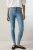 Next-jasne-jeansowe-melanzowe-damskie-jeansy-modelka-przod2.webp