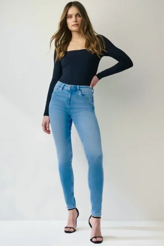 Next-jasne-jeansowe-damskie-jeansy-modelka-przod2.webp