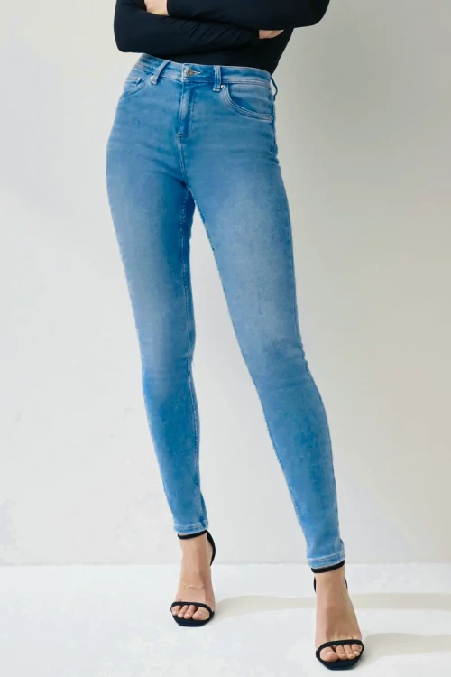 Next-jasne-jeansowe-damskie-jeansy-modelka-przod.webp