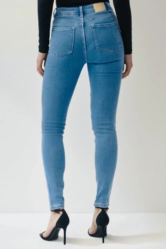 Next-jasne-jeansowe-damskie-jeansy-modelka-tyl.webp