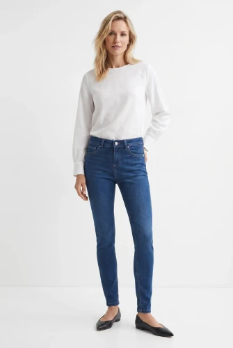Next-ciemne-jeansy-modelka-przod.webp
