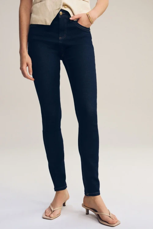 Next-granatowe-damskie-jeansy-modelka-przod.webp