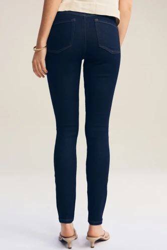 Next-granatowe-damskie-jeansy-modelka-tyl.webp